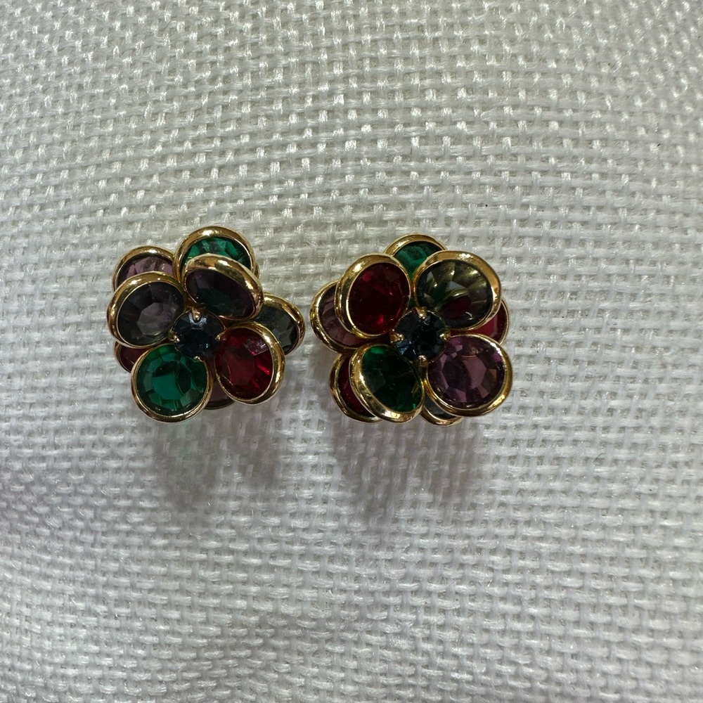 Vonelle Swarovski Bezel set crystals pierced earrings